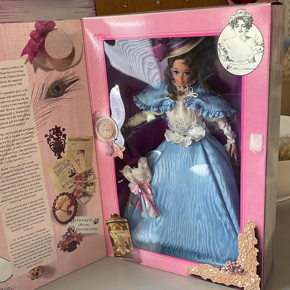 Collector Barbie - Picture 2 of 4
